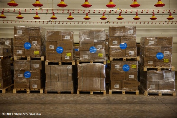 リヴィウに届いたユニセフの支援物資。(ウクライナ、2022年3月12日撮影) © UNICEF_UN0607222_Moskaliuk