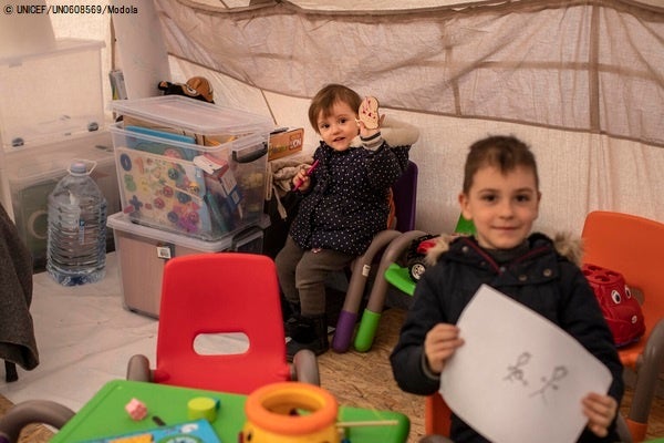 モルドバのパランカ国境近くの難民受け入れセンターにある、ユニセフのブルー・ドットで遊ぶ3歳のオルガちゃんと7歳のイゴールさん。(モルドバ、2022年3月15日撮影) © UNICEF_UN0608569_Modola