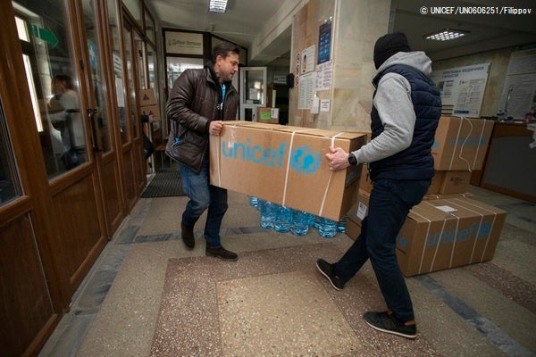 リヴィウ最大の小児病院へ運び込まれる、ユニセフの医療、教育、レクリエーション支援物資。(ウクライナ、2022年3月11日撮影) © UNICEF_UN0606251_Filippov