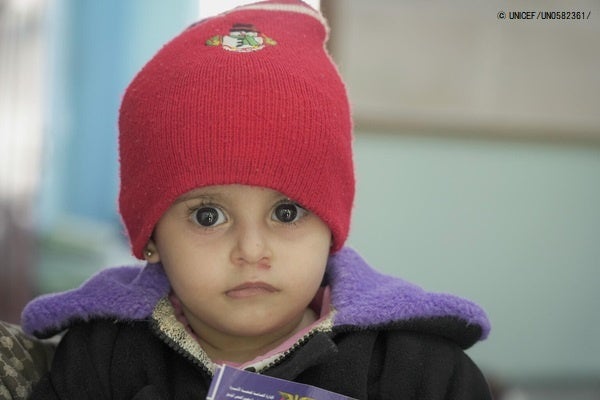 栄養不良で父親とともにハッジャ州の保健センターを訪れたイーマーンちゃん。(イエメン、2021年11月撮影) © UNICEF_UN0582361_