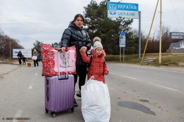 ハリコフからスロバキアとの国境に向かう4歳のポリーナちゃんと母親。(ウクライナ、2022年3月9日撮影) © UNICEF_UN0609802_