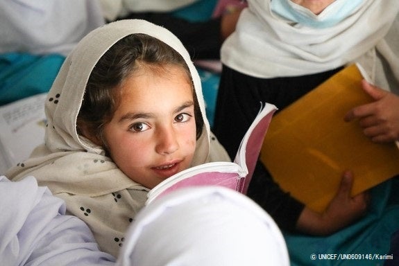 ユニセフが支援する地域学習センターで、6年間の初等教育課程を3年間で学ぶ速習型学習カリキュラムを受ける女の子。速習型学習は、学齢期になっても学校に通っえなかった子どもや学校教育を中断した子どもにとって、よりよい教育支援につながる。(アフガニスタン、2022