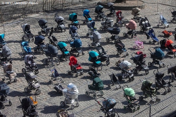 ウクライナ西部のリヴィウの中央広場に、紛争の激化で命を落とした子どもたちの象徴として並べられた空っぽのベビーカー。この1カ月で亡くなった子どもの数は確認されているだけでも78人にのぼる。 (ウクライナ、2022年3月17日撮影) © UNICEF_UN06