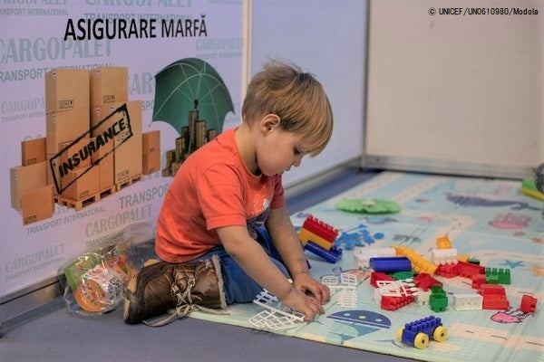 難民受け入れセンターの中にユニセフが設置したブルードットの「子どもにやさしい空間」で遊ぶ、3歳のコンスタンティンちゃん。(モルドバ、2022年3月19日撮影) © UNICEF_UN0610980_Modola