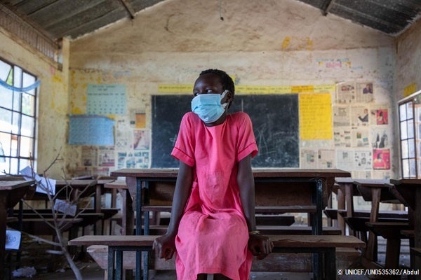 空っぽの教室に1人たたずむ11歳のアマトゥンさん。大好きな教科の授業が受けられないだけでなく、グループ学習や友達と遊ぶ機会をも奪われている。 (ウガンダ、2021年9月撮影) © UNICEF_UN0535362_Abdul