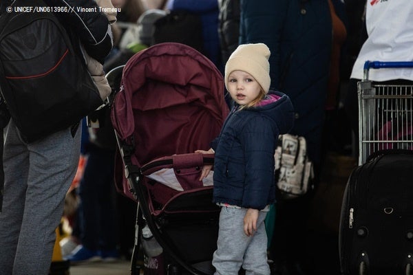 ウクライナとモルドバのパランカ国境に到着したウクライナ難民。紛争が激化して以来、180万人以上の子どもが難民として周辺国に逃れ、250万人の子どもがウクライナ国内で国内避難民として暮らしている。（ウクライナ、2022年3月24日撮影）© UNICEF_UN