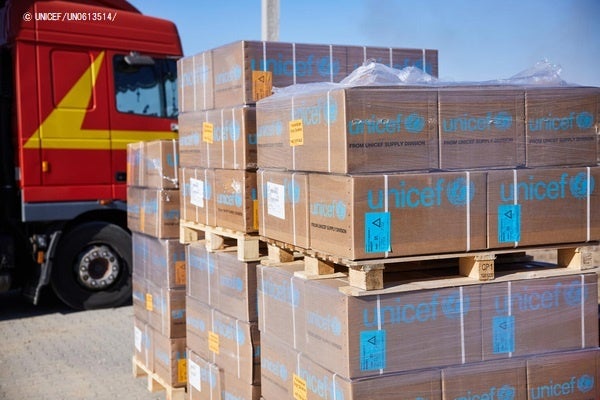 コペンハーゲンにあるユニセフ物資供給センターからリヴィウに届いた支援物資。 (ウクライナ、2022年3月23日撮影) © UNICEF_UN0613514_