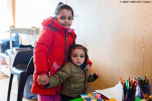 ウクライナとモルドバのパランカ国境にある、ユニセフが設置したブルードットの「子どもにやさしい空間」で遊ぶウクライナ難民の4歳のエスメラルダちゃんと1歳のサイドちゃん。(モルドバ、2022年3月19日撮影) © UNICEF_UN0610007_Vladim