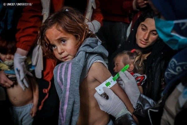 シリアのハサカにあるモスクでユニセフ保健・栄養移動式クリニックによる栄養不良のスクリーニング検査を受ける女の子。（2022年1月27日撮影）© UNICEF_UN0583318_