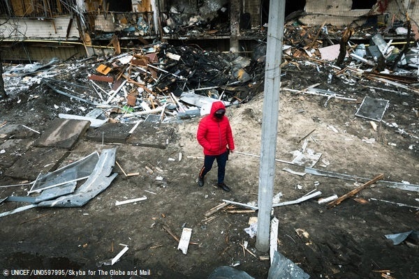 キーウで爆撃被害があった跡の様子。民間インフラが被害を受け、数百万人の人々が安全な水や電気を利用できていない。(ウクライナ、2022年2月撮影) © UNICEF_UN0597995_Skyba for The Globe and Mail