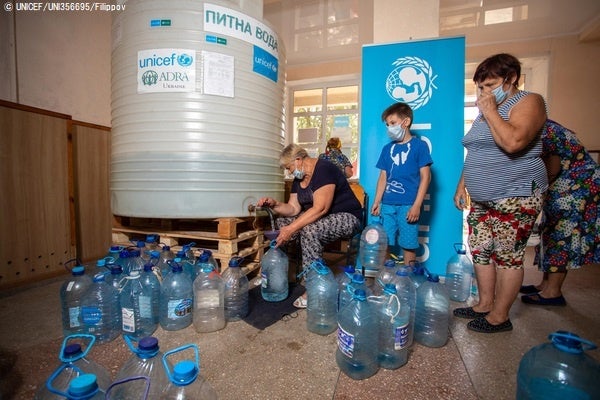 長期間にわたり紛争の影響下にあるウクライナ東部のドネツク州の村に暮らす住人。週に一度安全な水を汲みに来る必要がある。(2020年7月撮影) © UNICEF_UNI356695_Filippov