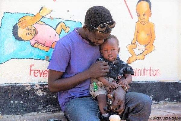 ユニセフが支援する栄養センターの栄養治療を受けて、元気になった生後7カ月のレヴィちゃん。(南スーダン、2021年11月撮影) © UNICEF_UN0574052_Hill