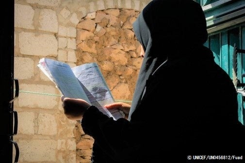 児童婚をかろうじて逃れた15歳のアスマさん。児童婚は女の子から教育の機会を奪ってしまう。(イエメン、2021年2月撮影) © UNICEF_UN0456812_Fuad