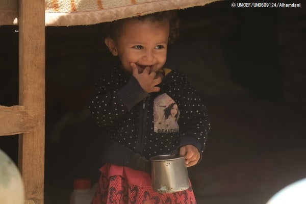 マリブにある国内避難民キャンプで生まれた生後16カ月のゴーンちゃん。彼女の家族は紛争の激化によって5年前に故郷を追われた。(イエメン、2022年3月17日撮影)※本文との直接の関係はありません© UNICEF_UN0609124_Alhamdani