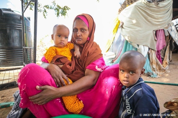 ケニアで暮らすソフィアさん。干ばつは子どもたちの栄養状態にも影響を及ぼしていると語る。(ケニア、2022年1月撮影)© UNICEF_UN0582078_Ekwam