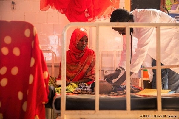 医師による検査を受ける赤ちゃん。重度の栄養不良に苦しんでいる。(エチオピア、2022年4月12日撮影)© UNICEF_UN0625001_Sewunet