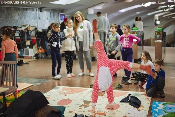 ハルキウの地下鉄で運動する女の子。ユニセフはウクライナの地下鉄の駅に子どもたちにとって安全な空間をつくり、学習を支援している。(ウクライナ、2022年3月撮影)© UNICEF_UN0615952_Yakimenko