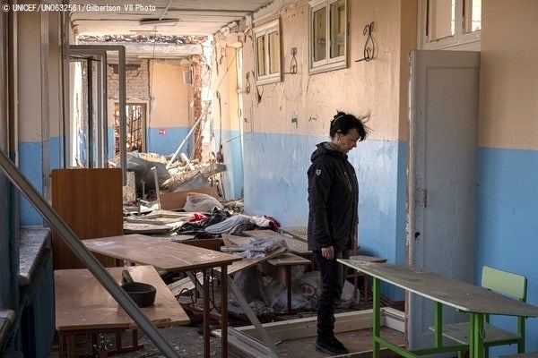 紛争が激化してから市民の避難所として使われていたチェルニーヒウの学校。3月3日に校舎が空爆を受け、少なくとも13人が亡くなったという。(ウクライナ、2022年4月14日撮影) © UNICEF_UN0632561_Gilbertson VII Photo