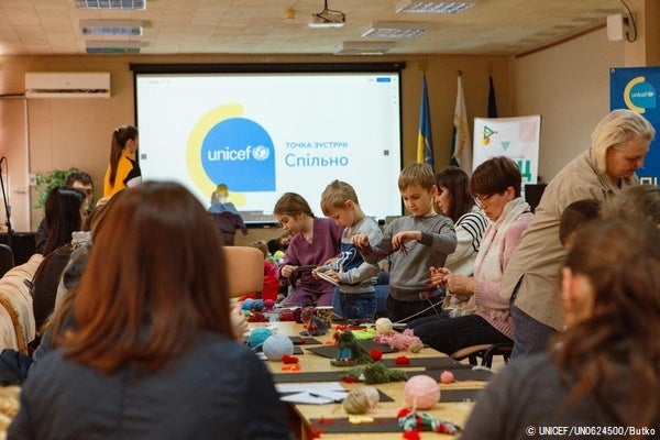 アートセラピーの一環で行っている子どもや若者向けの図画工作教室の様子。子どもたちのメンタルヘルスは特に懸念されており、ユニセフはパートナーとともに支援を行っている。(ウクライナ、4月4日撮影)© UNICEF_UN0624500_Butko