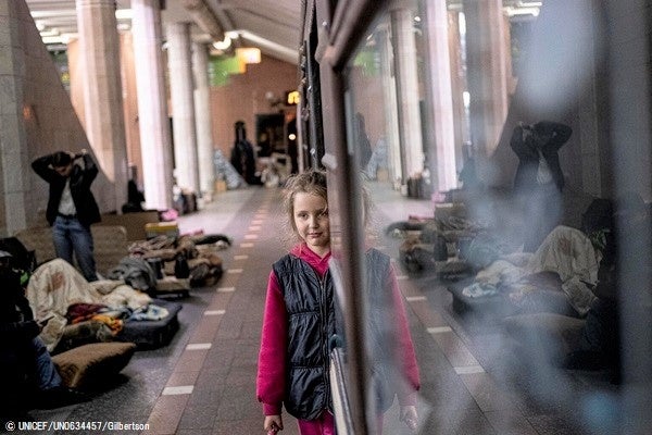 避難所となったハルキウの地下鉄の駅で暮らす9歳のポリーナさん。ウクライナでは770万人の人々が国内避難民となっている。(ウクライナ、4月19日撮影)© UNICEF_UN0634457_Gilbertson