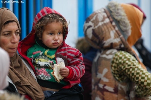 避難所と化した学校で暮らす家族。ユニセフは避難を余儀なくされた人々に命を守る支援を行っている。(c)UNICEF_UN0583342_