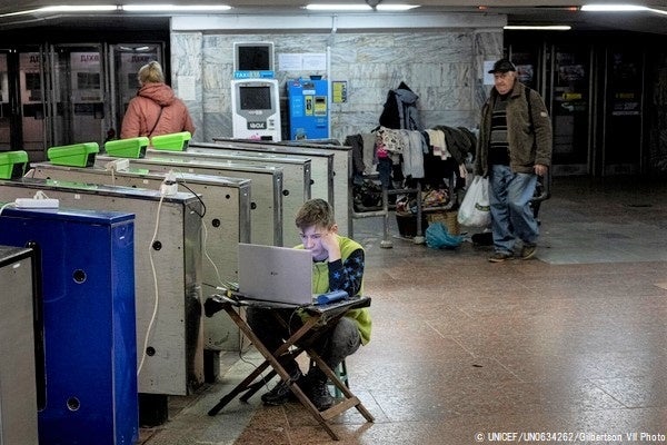 ハルキウの地下鉄で宿題をする12歳のドミトロさん。(ウクライナ、2022年4月18日撮影)© UNICEF_UN0634262_Gilbertson VII Photo