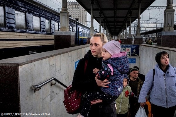 ハルキウから避難するための電車を待つ親子。ウクライナ全域で人道状況は悪化し続けており、ユニセフは300万人の子どもが人道支援を必要としていると推計している。(ウクライナ、2022年4月20日撮影)© UNICEF_UN0637174_Gilbertson 