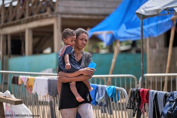 移住地を目指して移動を続ける親子。一家は、ダリエン地峡と呼ばれる危険なジャングルを徒歩で通過してきた。(パナマ、2021年11月撮影)© UNICEF_ UN0559464_Urdaneta