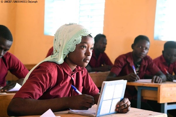 ユニセフが支援する月経衛生管理の取り組みに参加したサフィアさん(15歳)。「初めて月経について学びました。月経が原因で多くの女の子が学校に行けない中、私は授業を受けることができて幸せです」と話す。(チャド、2022年2月撮影) © UNICEF_UN059