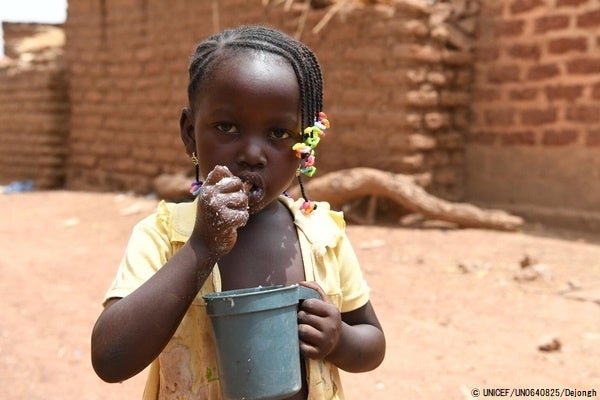 ブルキナファソ北部にある村で暮らす子ども。ブルキナファソでは約70万人の5歳未満児が急性栄養不良のリスクに晒されている。(ブルキナファソ、2022年5月5日撮影)© UNICEF_UN0640825_Dejongh