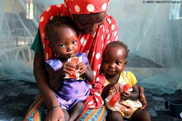 栄養不良から回復した双子の赤ちゃん。ニジェールでは5歳未満児のうち15%が栄養不良に陥っており、栄養状態の良い子どもより命を落とす確率が11倍も高いとされている。(ニジェール、2021年10月撮影)© UNICEF_UN0535870_Dejongh