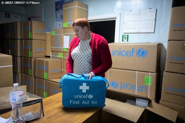 ユニセフが提供した医療物資を手にする病院スタッフ。ユニセフはウクライナで医療施設への支援を続けている。(ウクライナ、2022年4月20日撮影)© UNICEF_UN0642115_Filippov