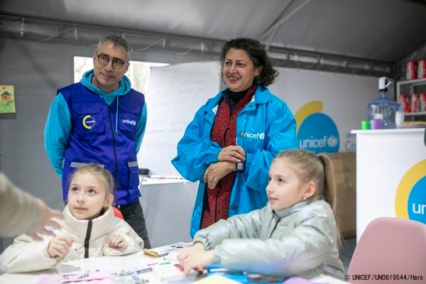国内避難民が多い自治体に設置されたセンターを訪れるユニセフ・ウクライナ事務所代表ムラート・シャヒン氏(左上)。(ウクライナ、2022年3月撮影) © UNICEF_UN0619544_Haro