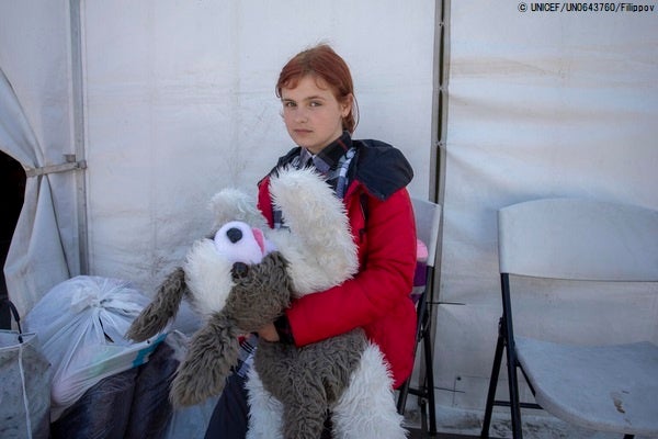 ザポリージャの物資供給センターで、ポーランドへ避難するバスを待つ12歳のアリサさん。(ウクライナ、2022年5月12日撮影) © UNICEF_UN0643760_Filippov