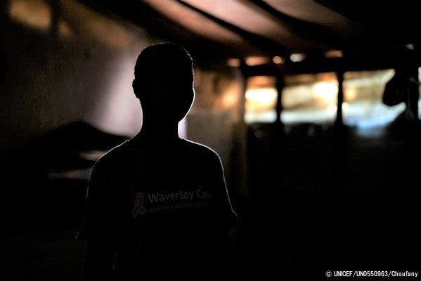 南部サイダで、家族を養うために学校を辞め、トラックに荷物を積み込む仕事をしている14歳のアフマドさん。(レバノン、2021年10月撮影) © UNICEF_UN0550963_Choufany