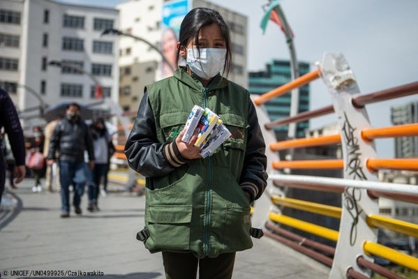 COVID-19の流行前は学校に通っていたが、現在は首都ラパスでハンカチを売り歩く9歳のバレンティンさん。(ボリビア、2021年6月撮影) © UNICEF_UN0499925_Czajkowskito