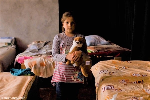 戦闘が激化した東部のルハンスク州から、西部のリヴィウに逃れ避難所で生活する8歳のリアラさん。(ウクライナ、2022年4月撮影) © UNICEF_UN0646718_