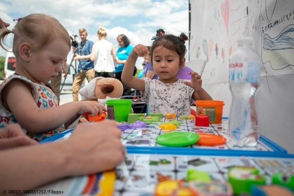 ザポリージャにある、ユニセフが支援するセンターで遊ぶ女の子たち。ユニセフは子どもたちのために、遊びや学習に必要な支援物資を提供している。(ウクライナ、2022年6月9日撮影) © UNICEF_UN0651252_Filippov