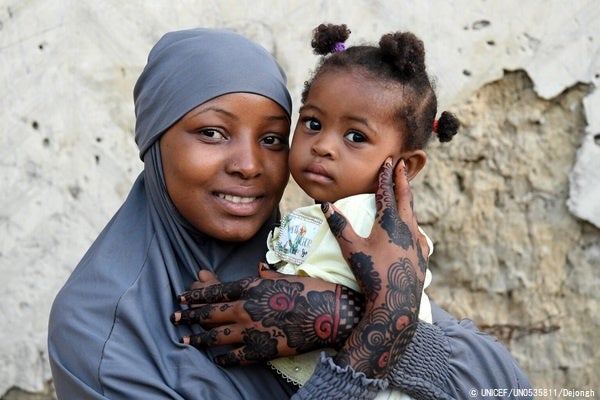 娘を抱く18歳のバリラさんは、14歳の時、両親に強いられて結婚をした。(ニジェール、2021年9月撮影) © UNICEF_UN0535811_Dejongh