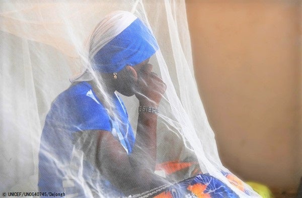 首都ワガドゥグで、家族から結婚を強いられた15歳のマリアムさん(仮名)。望まない結婚から逃れるために、別の人の家で隠れて暮らしている。(ブルキナファソ、2022年5月17日撮影) © UNICEF_UN0640745_Dejongh