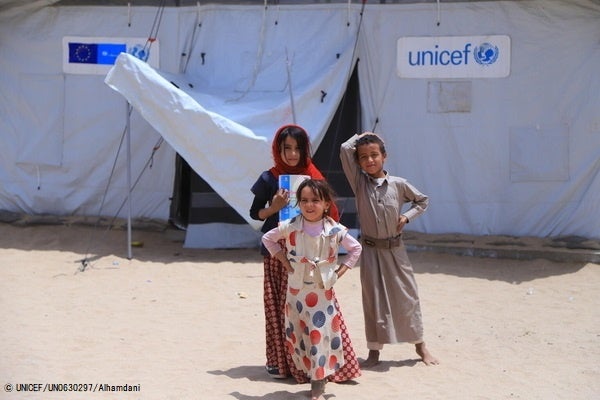 マリブの国内避難民キャンプで、ユニセフが設置したテント式の一時的な学習空間に通う子どもたち。(イエメン、2022年3月撮影) © UNICEF_UN0630297_Alhamdani