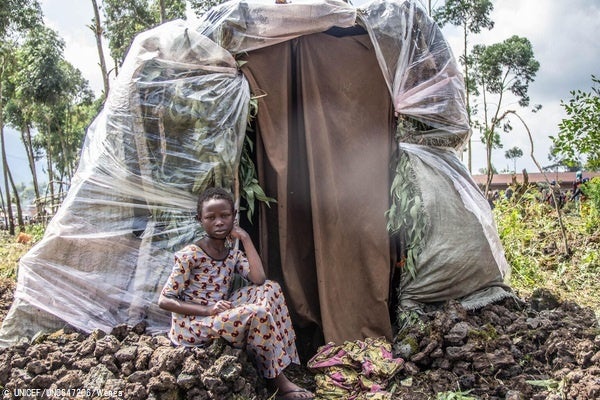 北キブ州の国内避難民キャンプで、仮住まいの入り口に座る避難民の女の子。(コンゴ民主共和国、2022年5月31日撮影) © UNICEF_UN0647206_Wenga
