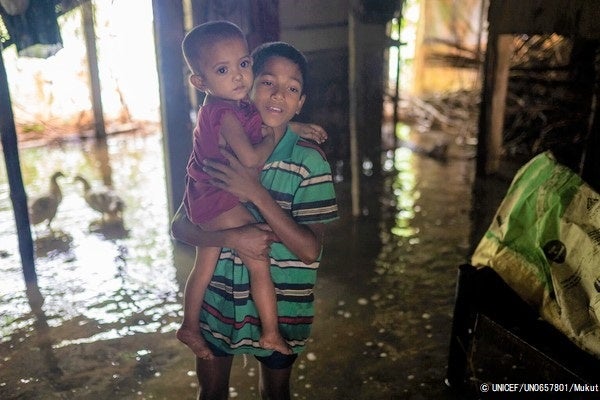 過密状態の避難所は家族で過ごせるスペースがなく、浸水した自宅に戻ってきた子どもたち。(バングラデシュ、2022年6月19日撮影) © UNICEF_UN0657801_Mukut