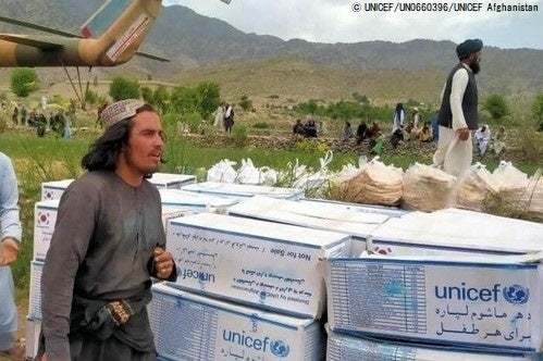 パクティカ州・ガヤン地区で被災した家族のための、ユニセフの緊急物資が届いた様子。(アフガニスタン、2022年6月23日撮影) © UNICEF_UN0660396_UNICEF Afghanistan