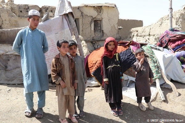 パクティカ州・ガヤン地区で倒壊した自宅の前に立つ子どもたち。(アフガニスタン、2022年6月22日撮影) © UNICEF_UN0660499_Nazari