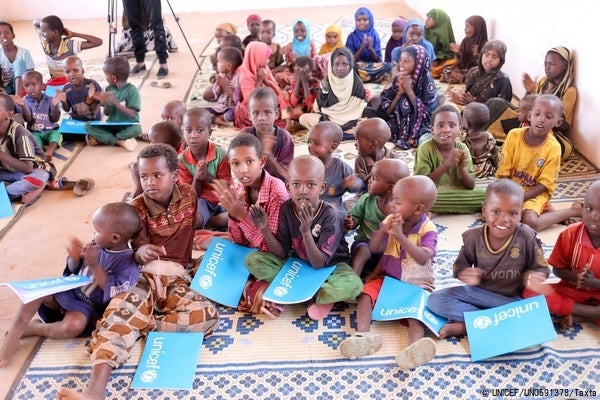 ドローの国内避難民キャンプにあるユニセフの子どもにやさしい空間で、文字の読み書きと算数の授業や、レクリエーションに参加する子どもたち。(ソマリア、2022年2月撮影) © UNICEF_UN0591378_Taxta
