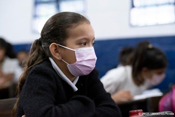 首都カラカスの農村部にある学校で、小学6年の授業を受ける11歳のアーフリンさん。(ベネズエラ、2022年2月撮影) © UNICEF_UN0593163_Poveda