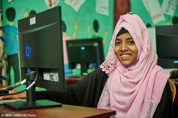 貧困により基本的な教育を受けられず、落ち込んでいた16歳のサディヤさんは、将来に向けたスキルを身に着けるため、ユニセフが提供するデジタルリテラシー研修を受けている。(バングラデシュ、2022年1月撮影) © UNICEF_UN0581087_Sujan