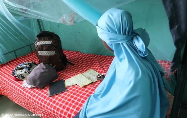 義理の兄が助けてくれたおかげで、結婚を逃れることができた12歳の女の子。今はユニセフが改修を支援した子ども支援センターで、他の子どもたちとともに、一時的に暮らしている。(ケニア、2022年6月7日撮影) © UNICEF_UN0657272_Odhiamb