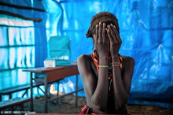 干ばつで生活が苦しくなった家族を助けるために、学校の中途退学と、知らない男の人との結婚を強いられた13歳のエナトさん(仮名)。(エチオピア、2022年5月26日撮影) © UNICEF_UN0651316_Pouget